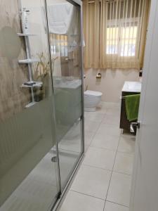 a bathroom with a glass shower and a toilet at Habitación individual en Tàrrega in Tárrega