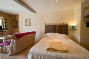 a bedroom with a large bed in a room at Le Bonheur dans notre Pré in Sainte-Mondane