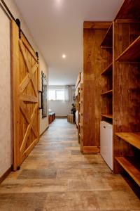 a hallway with a barn door and a kitchen at Au Hameau de l'Ecluse proche Europa-Park in Marckolsheim