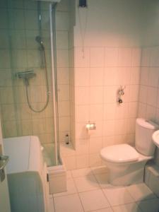 La salle de bains est pourvue d'une douche et de toilettes. dans l'établissement Stadtdomizil am Binnensee, à Heiligenhafen