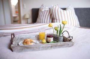 uma bandeja com comida e flores numa cama em "Sprotte" em Eckernförde