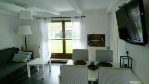 een woonkamer met een bank en een tafel bij Ferienhaus Gerasymchuk in Eckernförde