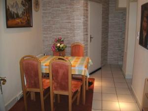 una sala da pranzo con tavolo, sedie e muro di mattoni di Lissis Feriendomizil a Ostseebad Karlshagen