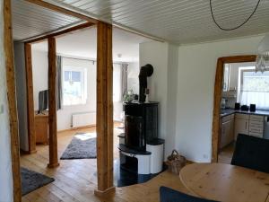 een woonkamer met een tafel en een fornuis bij Ferienwohnnung Herling in Siegen