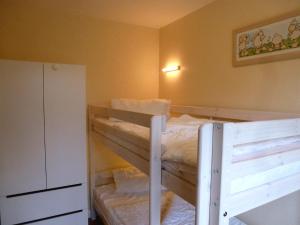 a bedroom with two bunk beds in a room at Achter de Höf Whg 2 in Staberdorf