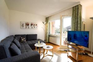 sala de estar con sofá y TV en Drosselnest en Grömitz