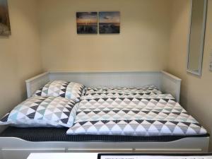 ein Bett mit zwei Kissen auf einem Zimmer in der Unterkunft Ferienwohnung "Ostseeglück" in Grömitz