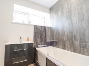 un baño con bañera y lavabo en Clyne Cottage, en Elgin 10 fotos más
