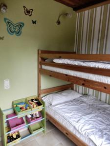 1 dormitorio con 2 literas y 1 cama con un cajón en Ferienhaus-Engelking, en Dahme