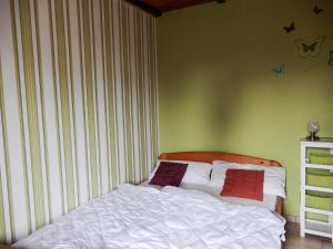 1 dormitorio con 2 almohadas en Ferienhaus-Engelking, en Dahme