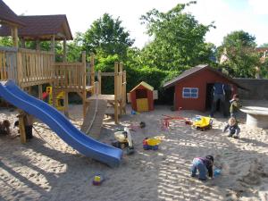 Otroško igrišče poleg nastanitve Am Hof 2