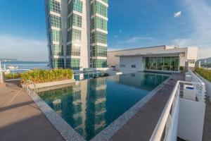 Bazén v ubytování Maritime Luxury Suites nebo v jeho okolí