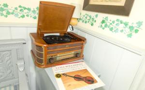 an old radio sitting on top of a table at Luisenhof in Süderhöft