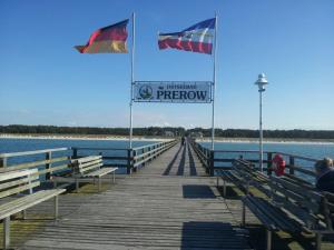 プレローにある"Am Prerow Strom"の水辺の桟橋上二旗