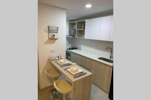 Hermoso Apartaestudio con excelente ubicación的厨房或小厨房