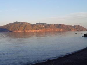 una gran masa de agua con una montaña en el fondo en Casa Biscotto, en Santa Marina Salina