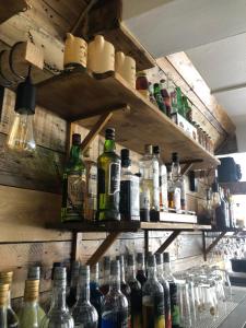 un bar con muchas botellas en la pared en Logis Hôtel Restaurant Métropole en Mirande