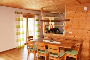 ein Esszimmer mit einem Holztisch und Stühlen in der Unterkunft Naturhaus Altmuehltal in Titting