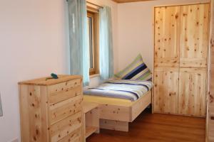 um pequeno quarto com uma cama e uma janela em Naturhaus Altmuehltal em Titting