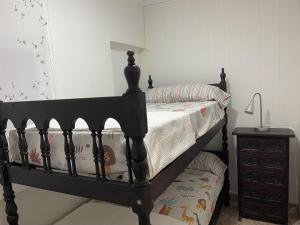 מיטה או מיטות בחדר ב-Lleida 25, casa de poble a planta baixa amb àmplia terrassa equipada