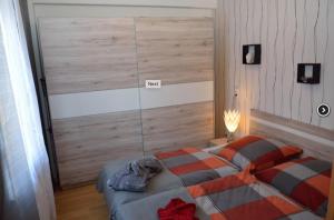 1 dormitorio con cama y pared en Ferienwohnung Anita, en Rulfingen