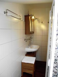 bagno con lavandino e specchio di Fehmarn Ostseeferien FW2 Kleine Strandperle 1152 a Puttgarden