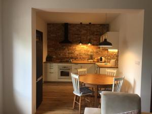 eine Küche mit einem Tisch und Stühlen im Zimmer in der Unterkunft Apartament z ogrodem in Starogard Gdański