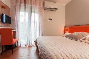 A bed or beds in a room at B&B Airone Cervia - Camere e Appartamenti