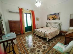 Schlafzimmer mit einem Bett und einem Tisch in der Unterkunft Le terrazze segrete in Palermo