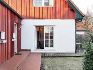 プレローにある"Wiesengrund" DHH 7の白い扉付き赤白家屋
