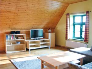 a living room with a television and a table at Ihrgistern, FW 3 in Zingst