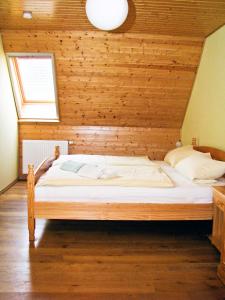 a bed in a room with a wooden wall at Ihrgistern, FW 3 in Zingst