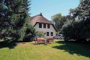 een huis met een tafel en stoelen in de tuin bij Ihrgistern, FW 3 in Zingst