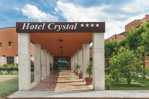um edifício com uma placa que lê Hotel Cyrfield em Hotel Crystal em Preganziol