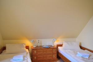 1 dormitorio con 2 camas y tocador de madera en Am Hinrichsberg oben en Staberdorf