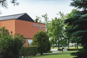 Vonkajšia záhrada v ubytovaní Hotel Crystal