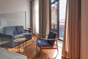 波尔图Rio da Vila的带沙发和椅子的客厅