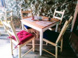 a wooden table with two chairs and a table with avisorvisoruationerrorangering at Il Pettirosso in Castellamonte