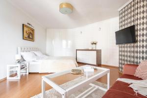Sala de estar con cama y mesa de centro en Prestige Apartament Przy Nosalu, en Zakopane