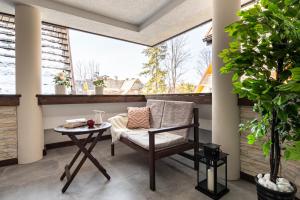 balkon z krzesłem i stołem w obiekcie Prestige Apartament Przy Nosalu w Zakopanem