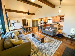 ein Wohnzimmer mit einem Sofa und einem Tisch in der Unterkunft Grand View - Targhee Ski Resort, Jackson, Hot Tub in Tetonia