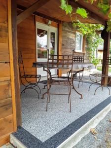 une terrasse avec une table et des chaises devant une cabine dans l'établissement Gite de Haute Saintonge à Crazannes, à Crazannes