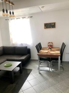 sala de estar con sofá y mesa en Ferienwohnung Ilmradweg, en Kranichfeld