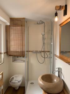 ein Bad mit einem Waschbecken und einem WC in der Unterkunft Ferienwohnung Ilmradweg in Kranichfeld