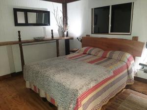 柴藤的住宿－Hostal La Minga，一间卧室设有一张床和一个窗口