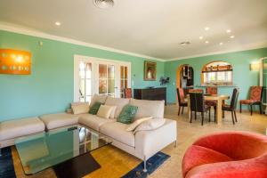 ein Wohnzimmer mit einem Sofa und einem Tisch in der Unterkunft Villa Lujo Olivanova Golf MET in Oliva