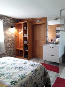 - une chambre avec un lit et un lavabo dans l'établissement Gite de Haute Saintonge à Crazannes, à Crazannes
