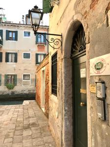 a green door on the side of a building at Alloggi Serena in Venice