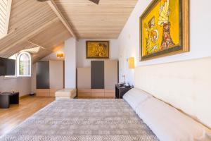 Postel nebo postele na pokoji v ubytování Villa Lujo Olivanova Golf MET + 24 fotografií