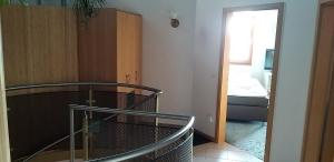 Zimmer mit einer Treppe, die zu einem Schlafzimmer führt in der Unterkunft Maisonette-Ferienzimmer Am Backhausgarten in Flonheim